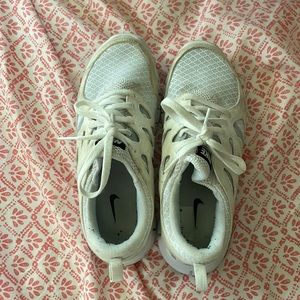 white nike free run shoes kids size 5 which translates to a women’s size 7